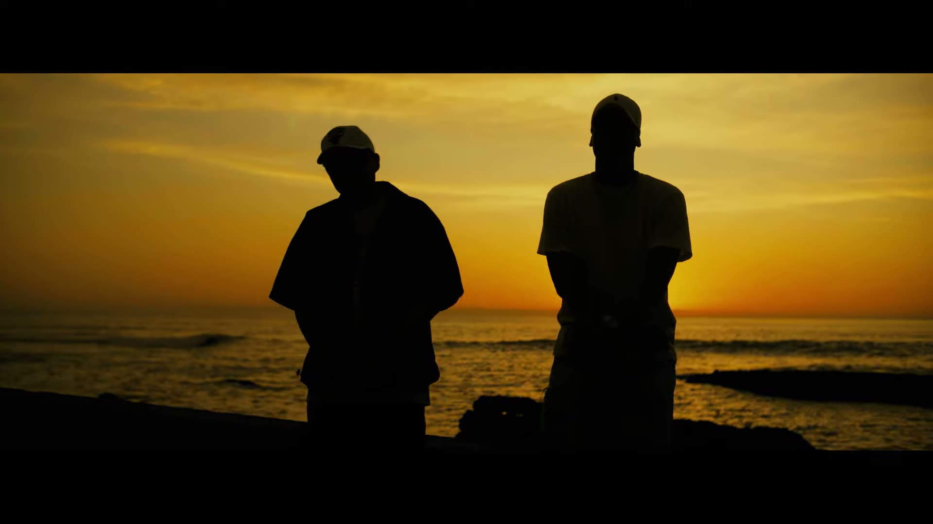 Videoclip DANZA de CATE MC ft. AFAX: siluetas al atardecer en la playa